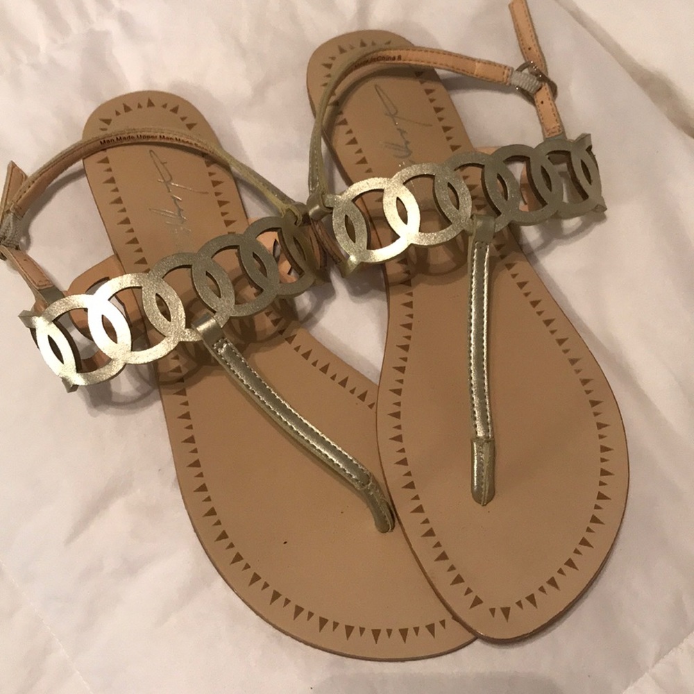 Brand new Daya by Zendaya gold detailed flats